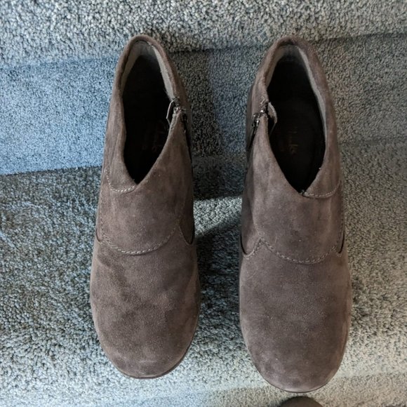 DYT T2 Clarks Collection brown suede heeled booties 7 - Picture 2 of 4